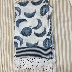 Burt’s Bees Blue Moon & Star Muslin Swaddle Set